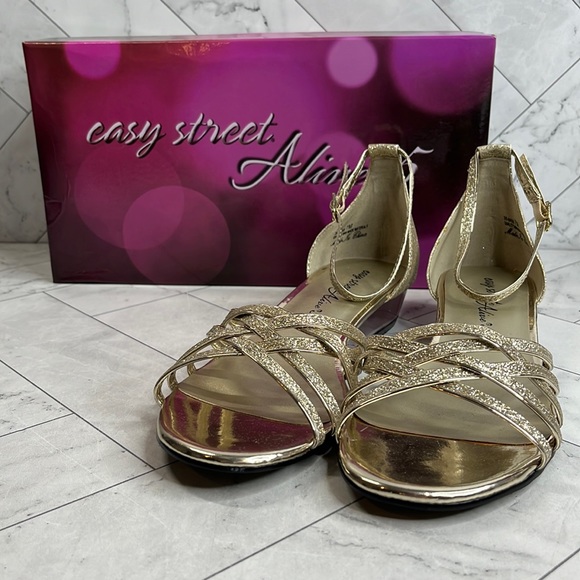 NWT Easy Street Alive 5 Womens Tarrah Gold Metallic Flat Strappy Sandals 7M - Picture 2 of 9
